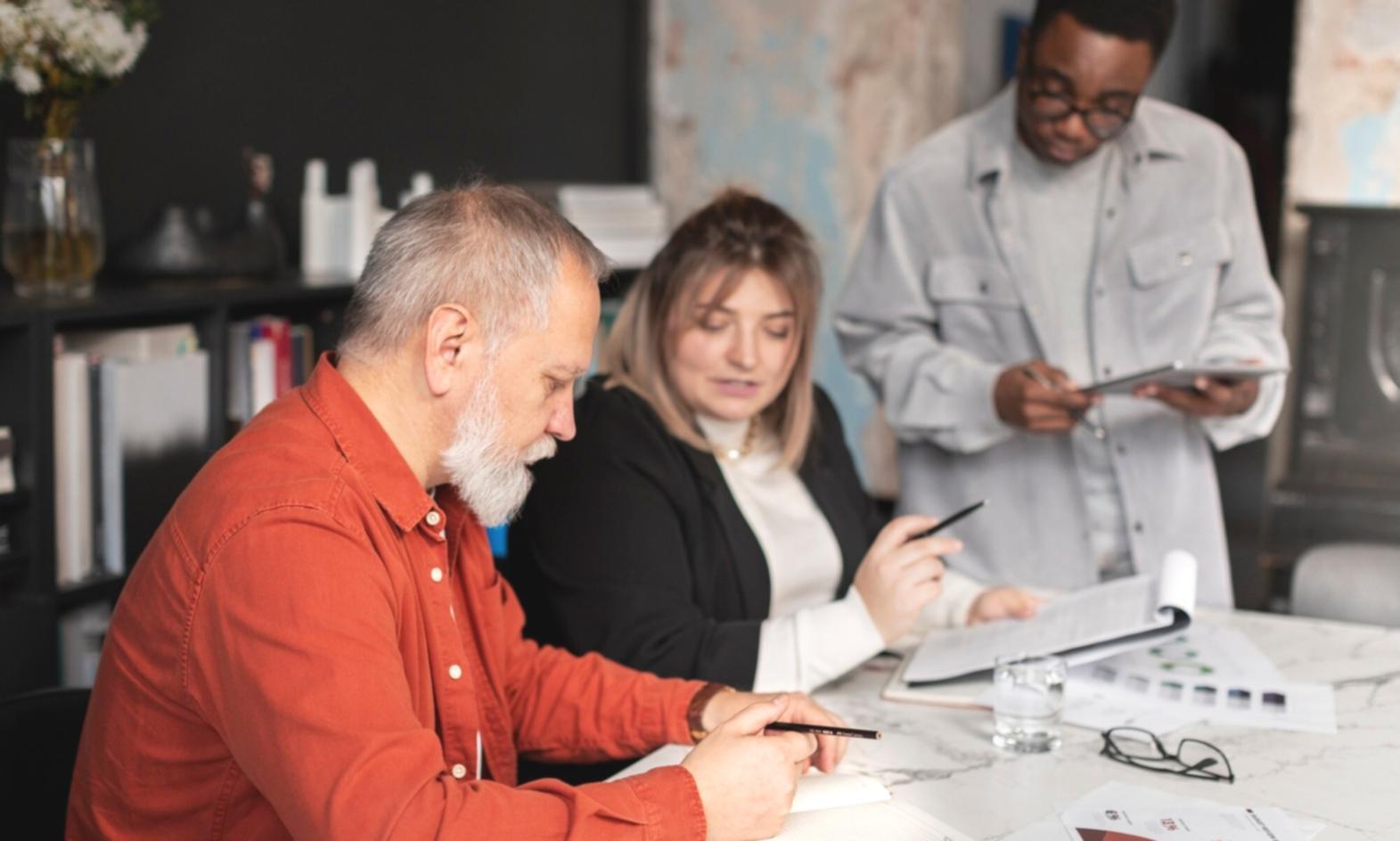 Schermo diviso mostrando prima e dopo il montaggio