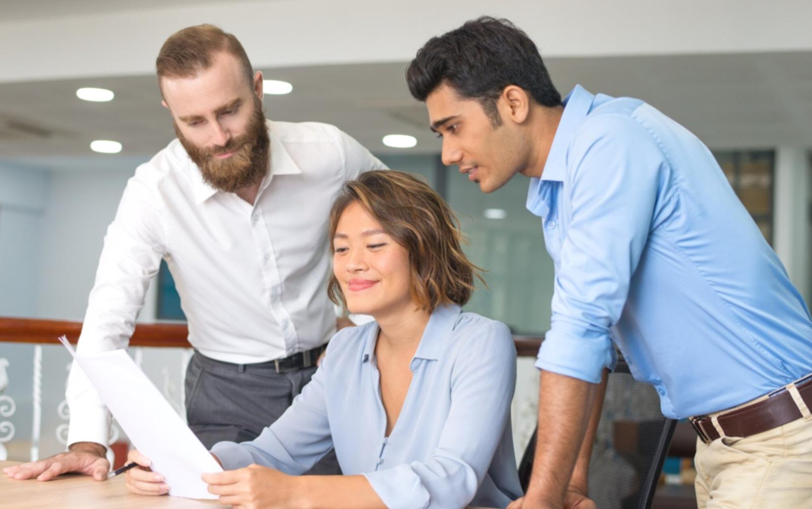 Workspace di montaggio con monitor multipli